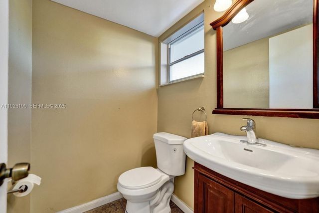 950 Hillcrest Dr 112, Hollywood, FL 33021