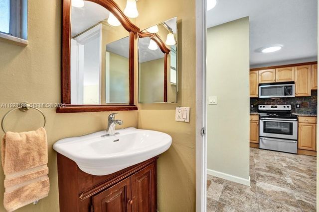 950 Hillcrest Dr 112, Hollywood, FL 33021