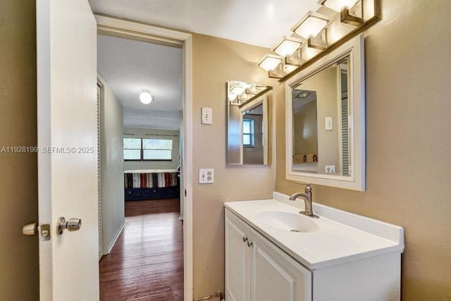 950 Hillcrest Dr 112, Hollywood, FL 33021