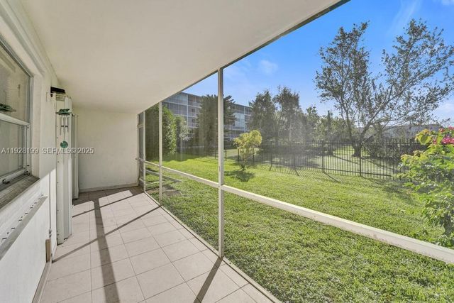 950 Hillcrest Dr 112, Hollywood, FL 33021