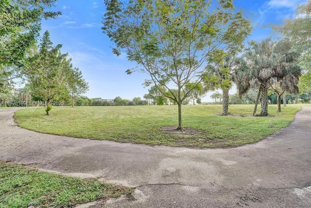 950 Hillcrest Dr 112, Hollywood, FL 33021