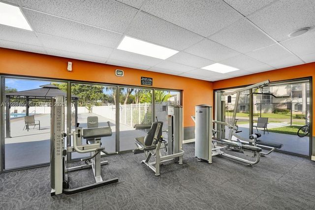 950 Hillcrest Dr 112, Hollywood, FL 33021