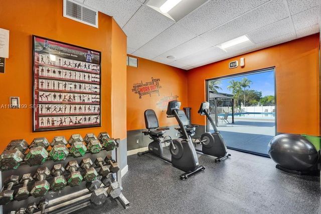 950 Hillcrest Dr 112, Hollywood, FL 33021