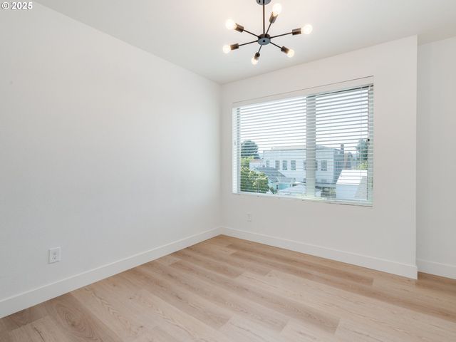 2050 N KILLINGSWORTH St 11, Portland, OR 97217