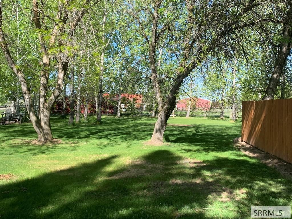 Image 11 of property listing at 10525 N 44th E, Ucon, ID 83454