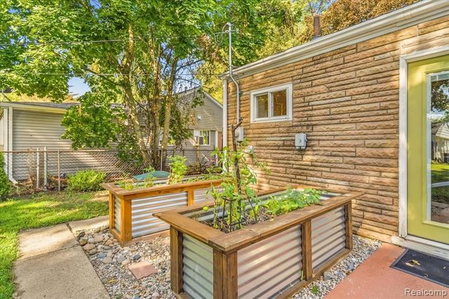1482 Blossom Avenue, Ypsilanti, MI 48198