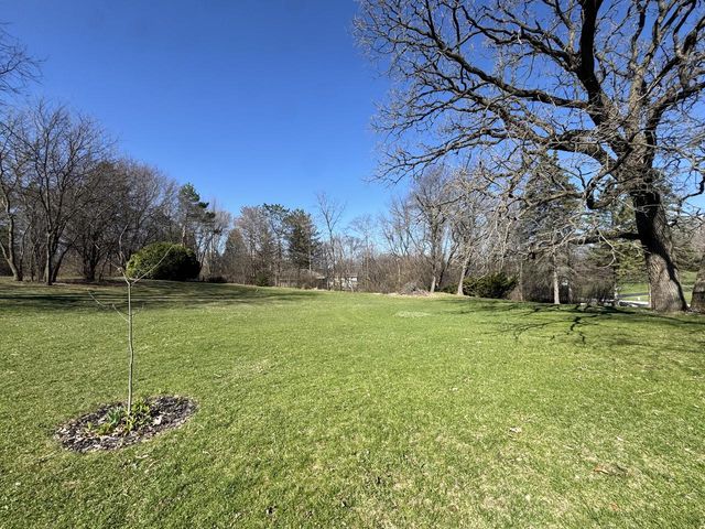 W300S2975 Snowdon DRIVE, Waukesha, WI 53188