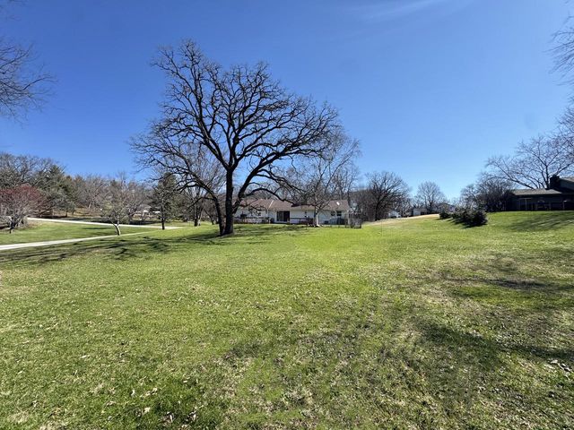 W300S2975 Snowdon DRIVE, Waukesha, WI 53188
