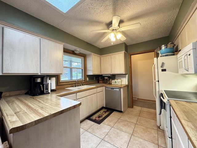 W300S2975 Snowdon DRIVE, Waukesha, WI 53188