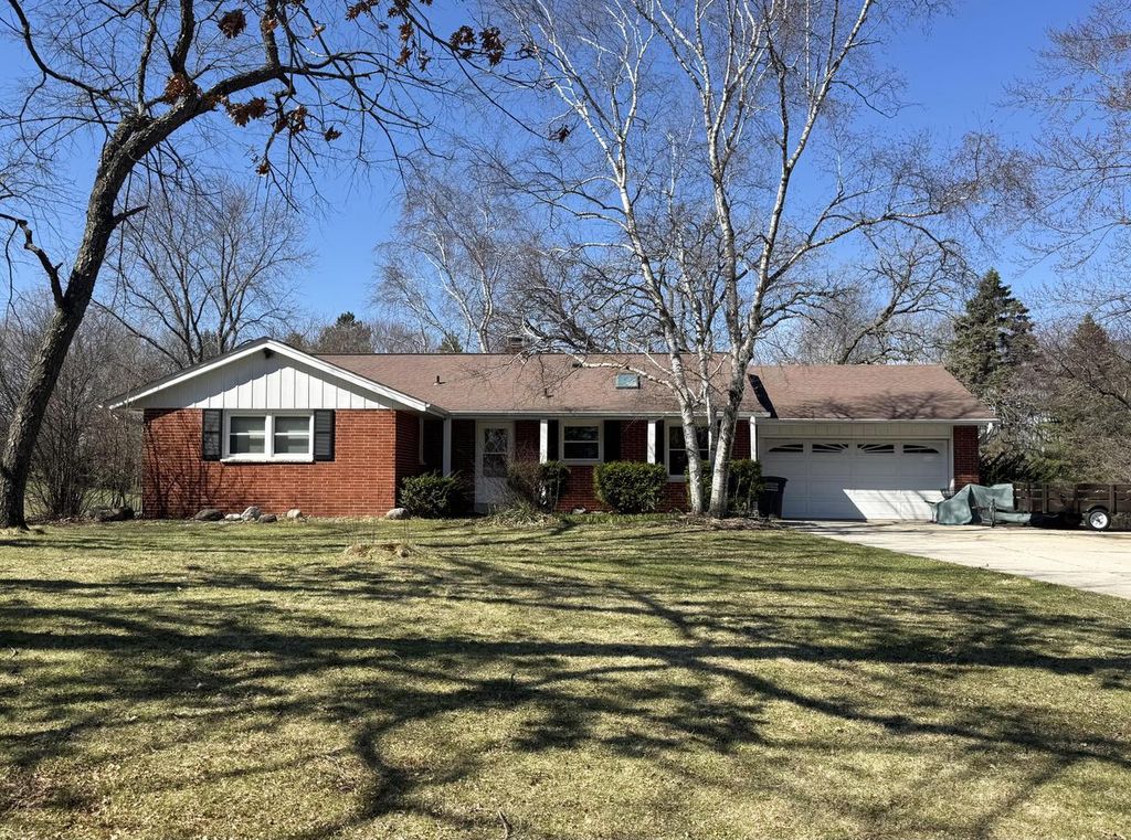 W300S2975 Snowdon DRIVE, Waukesha, WI 53188