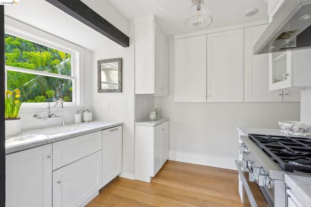 5900 Marden Ln, Oakland, CA 94611