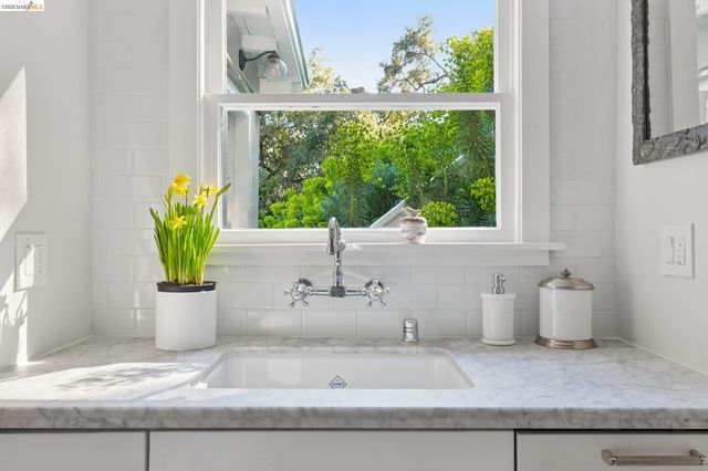 5900 Marden Ln, Oakland, CA 94611