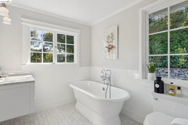 5900 Marden Ln, Oakland, CA 94611