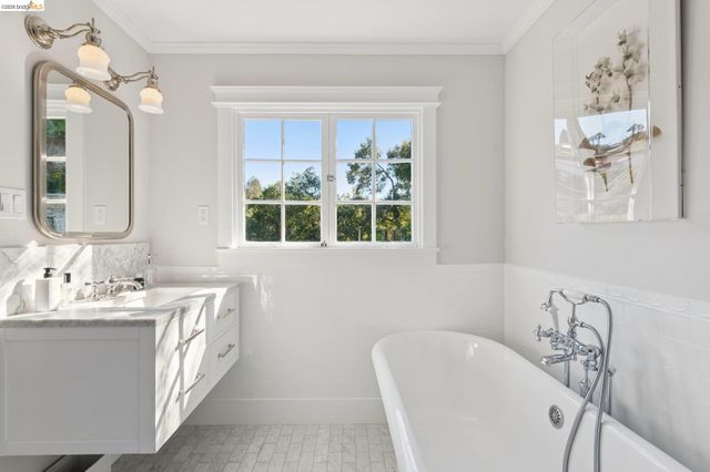 5900 Marden Ln, Oakland, CA 94611