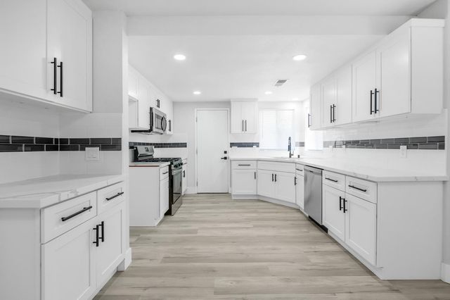 1828 E Hillcrest Drive, Visalia, CA 93292