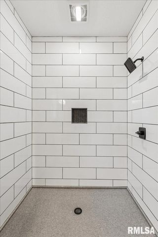 1323 5TH Avenue, De Witt, IA 52742