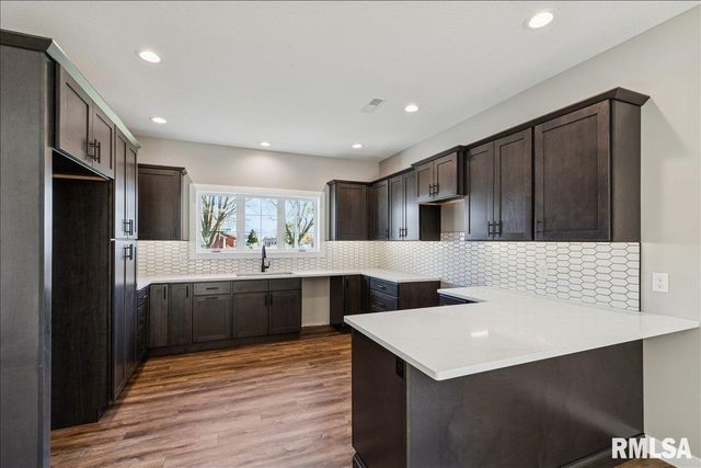 1323 5TH Avenue, De Witt, IA 52742