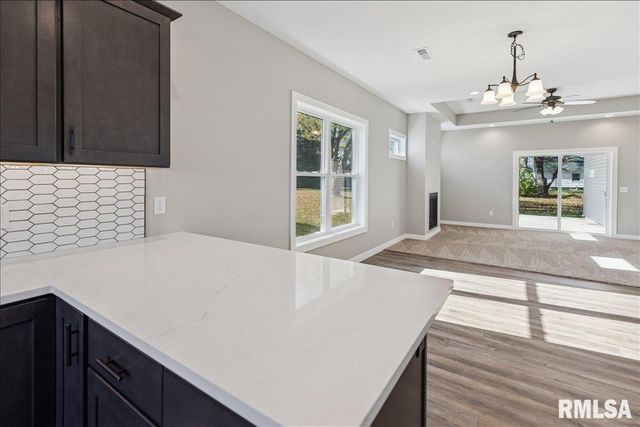 1323 5TH Avenue, De Witt, IA 52742