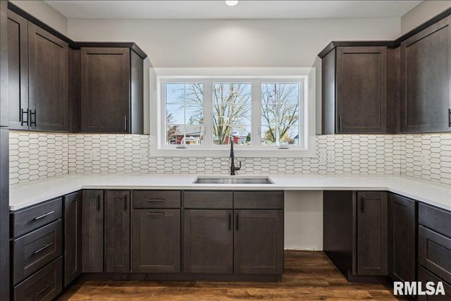 1323 5TH Avenue, De Witt, IA 52742