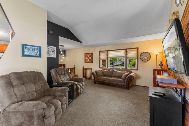 820 Ashland Street S, Cambridge, MN 55008