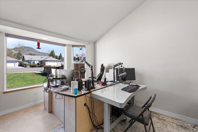 3053 Adams Circle, Medford, OR 97504