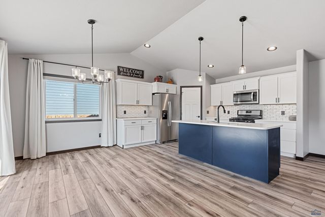 545 BULL RUN DR, Box Elder, SD 57719