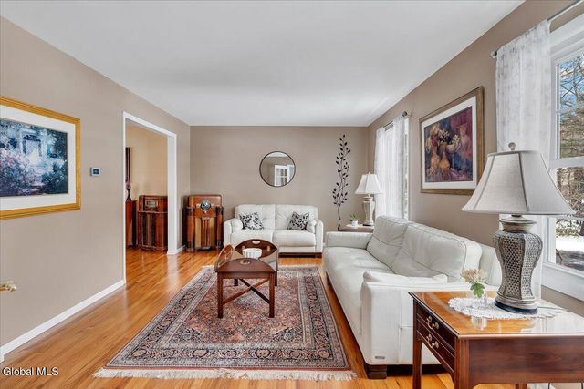 10 Barkwood Lane, Clifton Park, NY 12065