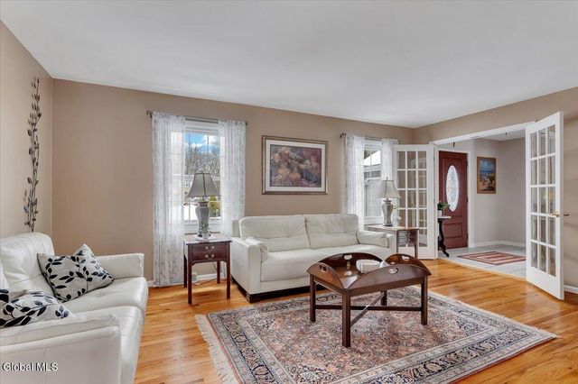 10 Barkwood Lane, Clifton Park, NY 12065