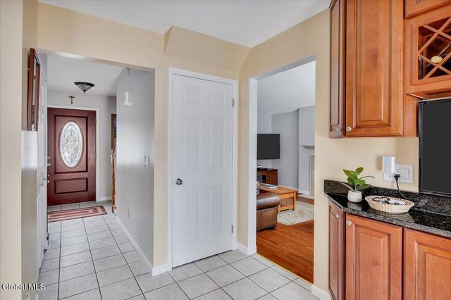 10 Barkwood Lane, Clifton Park, NY 12065