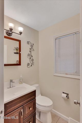 10 Barkwood Lane, Clifton Park, NY 12065