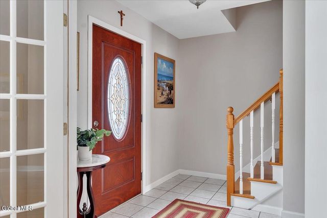 10 Barkwood Lane, Clifton Park, NY 12065