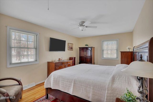 10 Barkwood Lane, Clifton Park, NY 12065