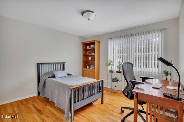 10 Barkwood Lane, Clifton Park, NY 12065