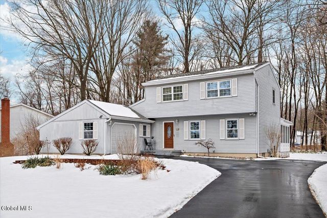 10 Barkwood Lane, Clifton Park, NY 12065