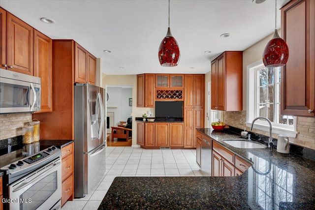 10 Barkwood Lane, Clifton Park, NY 12065