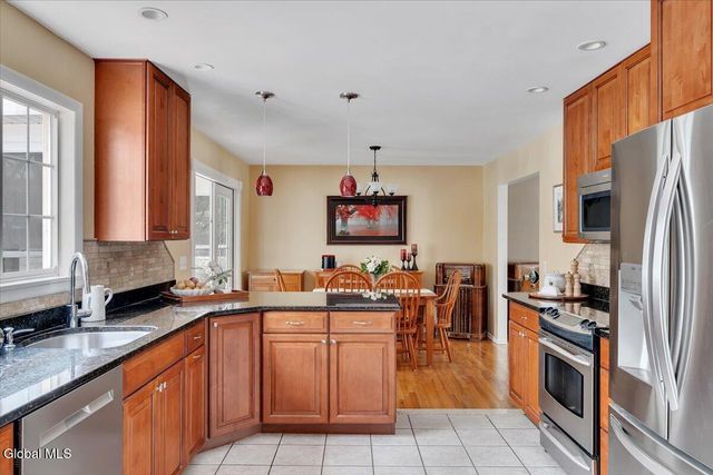 10 Barkwood Lane, Clifton Park, NY 12065