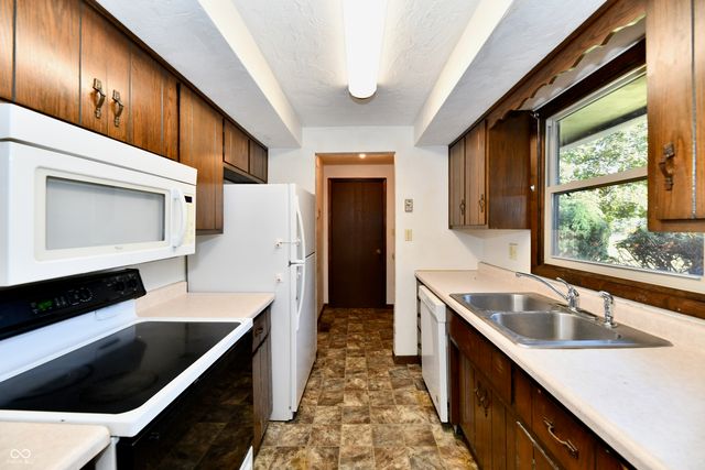 2100 Kitchen Drive, Anderson, IN 46017