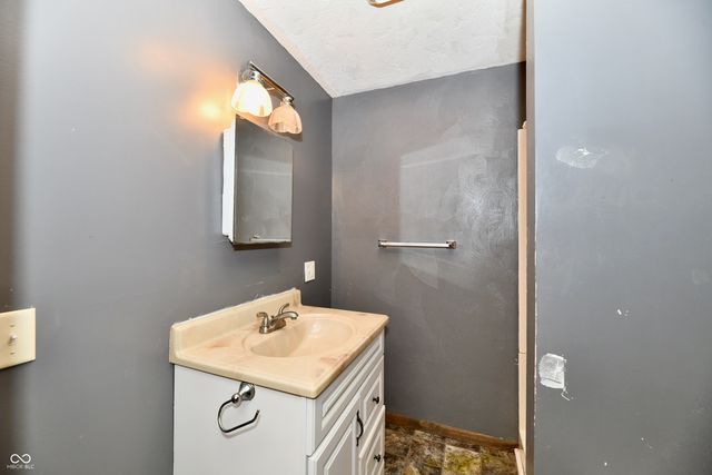 2100 Kitchen Drive, Anderson, IN 46017