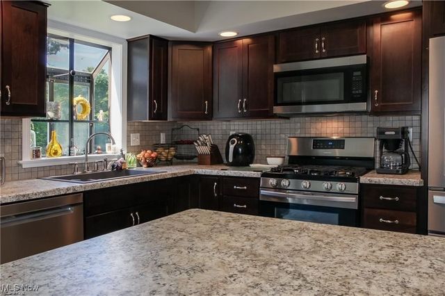 822 Shadowood Lane SE, Warren, OH 44484