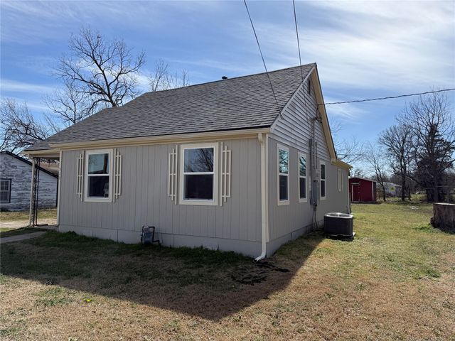 513 Allen Avenue, Bonham, TX 75418