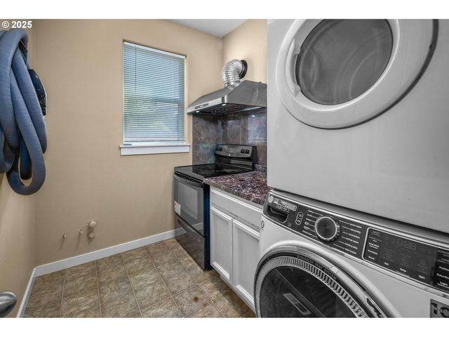 13061 Se MEADEHILL Ave, Happy Valley, OR 97086