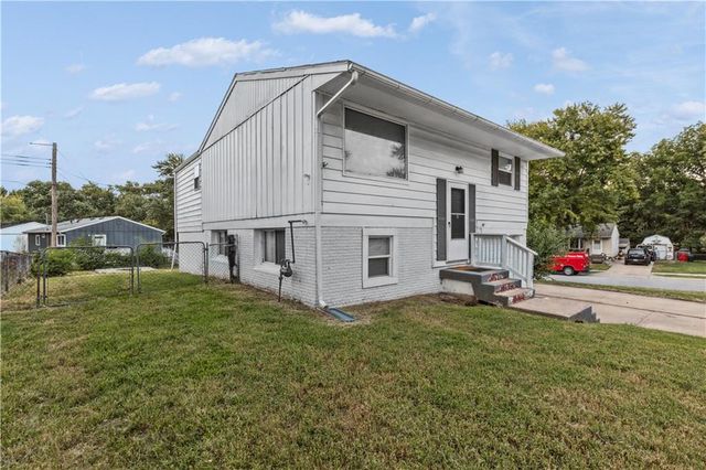 18210 E 17th St North Court, Independence, MO 64058