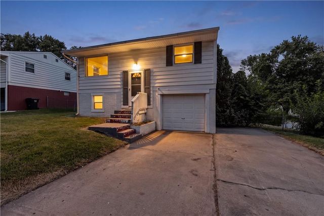 18210 E 17th St North Court, Independence, MO 64058