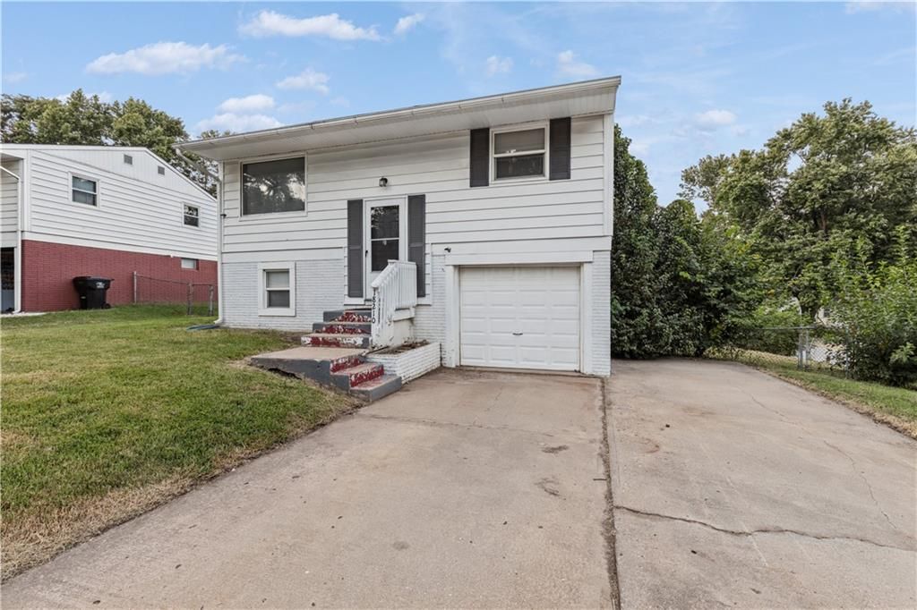 18210 E 17th St North Court, Independence, MO 64058