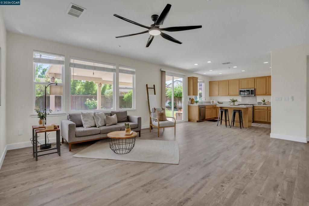 Image 9 of property listing at 402 Madera St, Brentwood, CA 94513