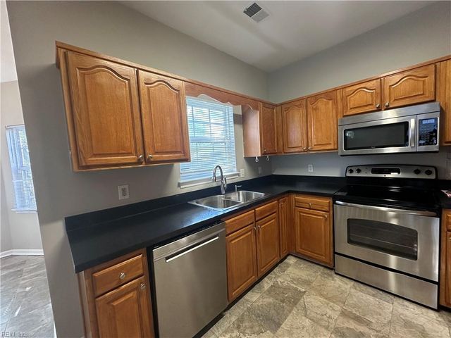 521 Windward DR, Chesapeake, VA 23320