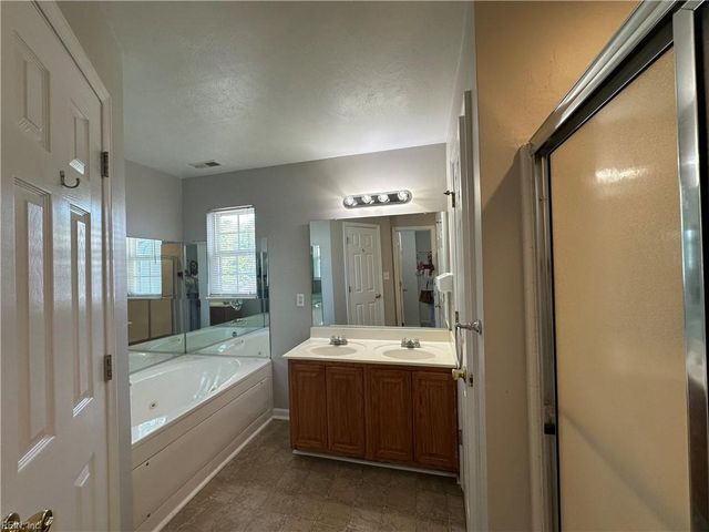 521 Windward DR, Chesapeake, VA 23320