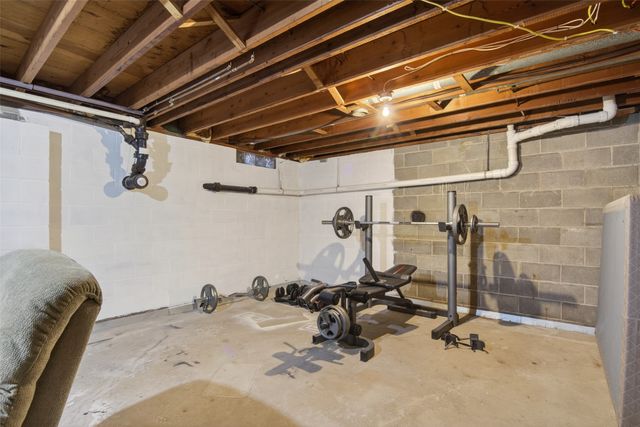 2630 NE Aurora Avenue, Des Moines, IA 50317