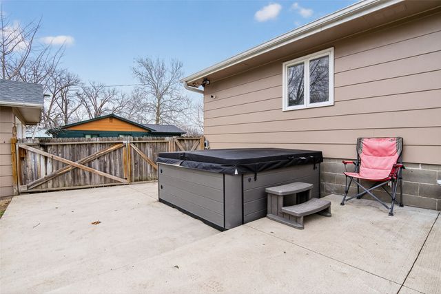 2630 NE Aurora Avenue, Des Moines, IA 50317