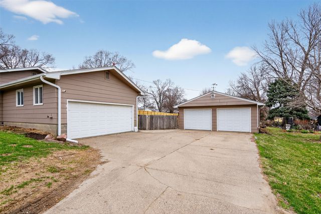 2630 NE Aurora Avenue, Des Moines, IA 50317